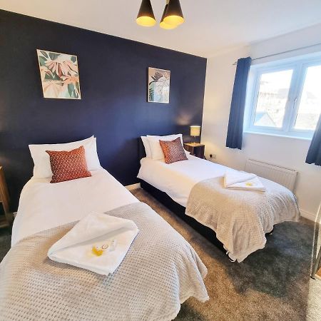 Stylish 3 Bedrooms & 2 Bathrooms House, Free Parking On Premises! CBG Exteriér fotografie