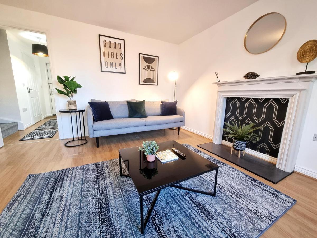 Stylish 3 Bedrooms & 2 Bathrooms House, Free Parking On Premises! CBG Exteriér fotografie