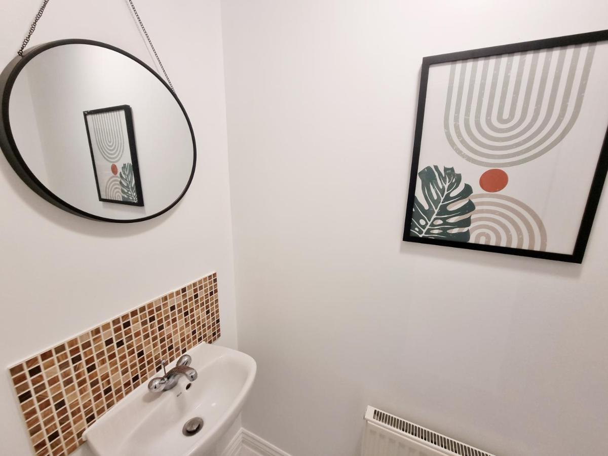 Stylish 3 Bedrooms & 2 Bathrooms House, Free Parking On Premises! CBG Exteriér fotografie