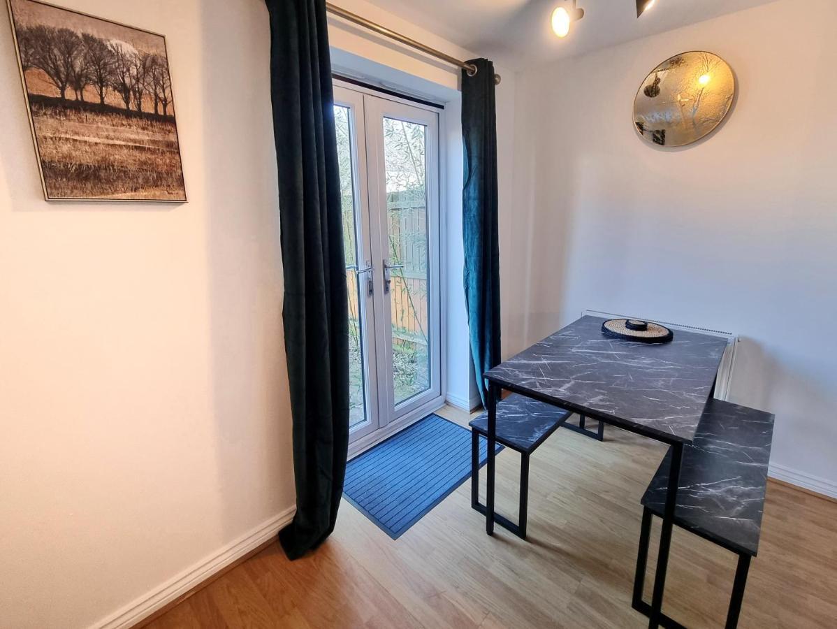 Stylish 3 Bedrooms & 2 Bathrooms House, Free Parking On Premises! CBG Exteriér fotografie